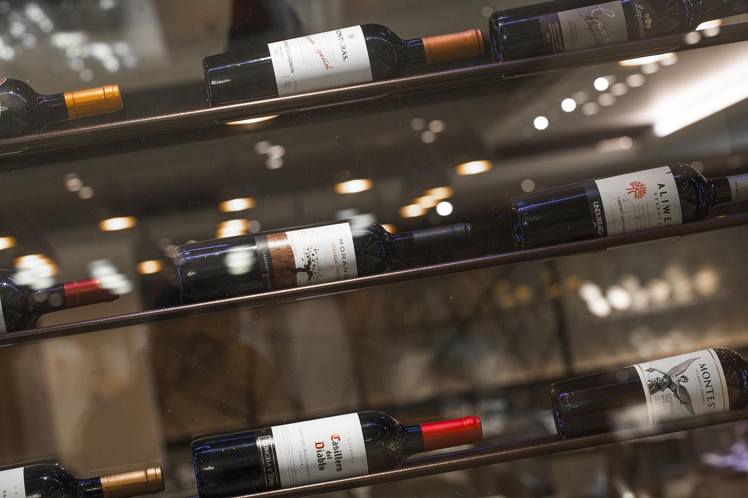 Hotel Regal Pacific Santiago du Chili Extérieur photo Wine bottles
