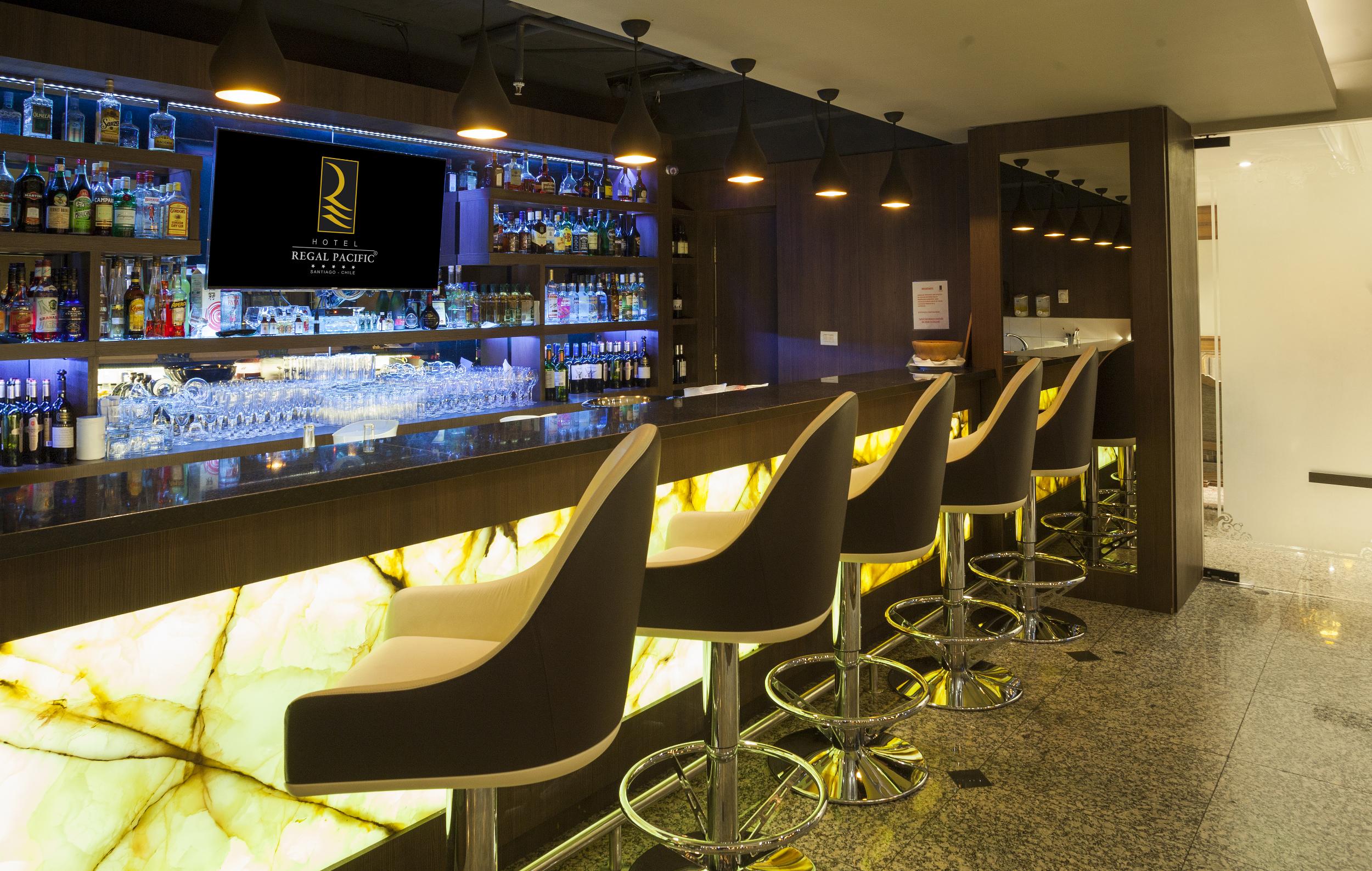 Hotel Regal Pacific Santiago du Chili Extérieur photo The bar at the R Lounge
