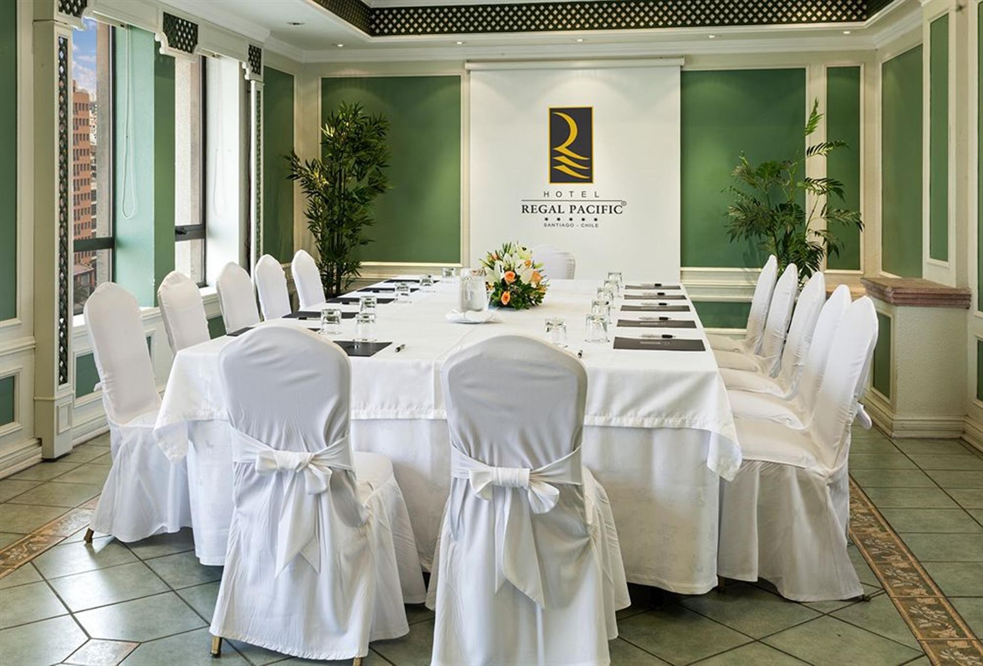 Hotel Regal Pacific Santiago du Chili Extérieur photo A meeting room at the Royal Pacific Hotel