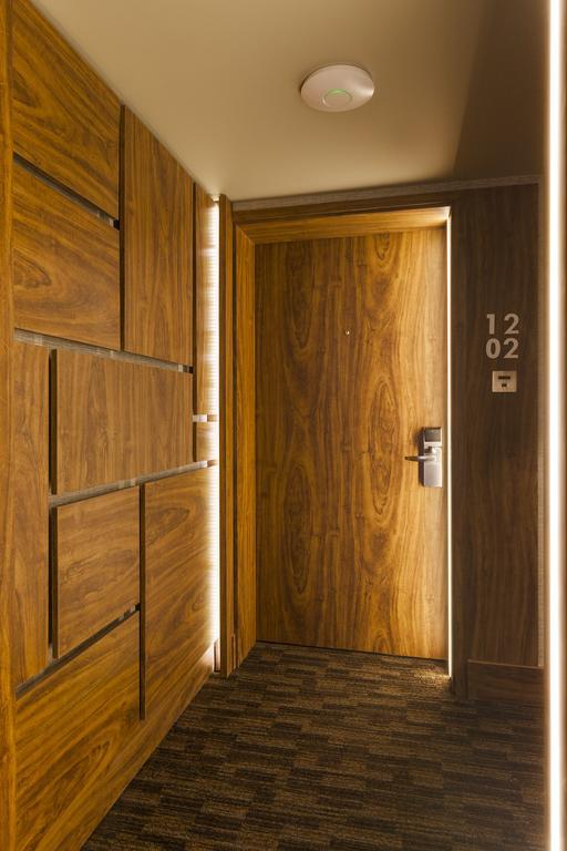 Hotel Regal Pacific Santiago du Chili Extérieur photo A door with a room number
