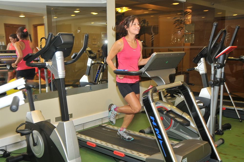 Hotel Regal Pacific Santiago du Chili Extérieur photo A woman on a treadmill